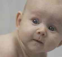 Copilul ține capul prost în 3, 4 luni - cauze și cum să ajute