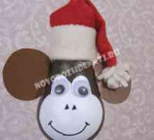 Crăciun maimuță jucărie pe un copac de becuri