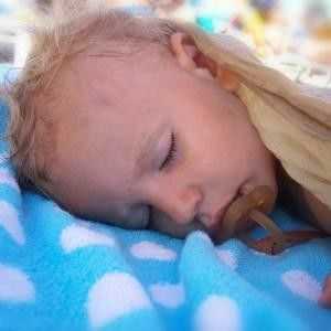 Din cauza a ceea ce copilul poate transpira abundent in timpul somnului