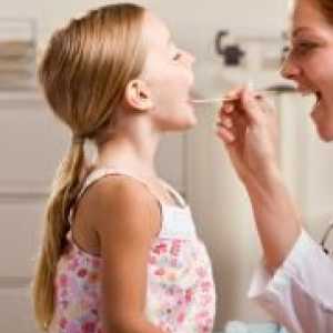 Cum de a trata leziuni la rece în gât copilului?