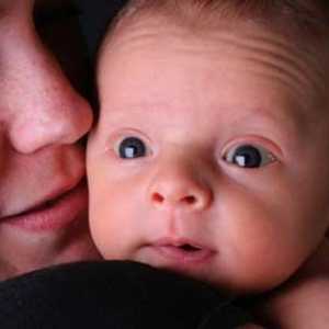 De ce nou-născut schimbă culoarea ochilor
