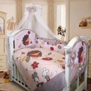 Lenjerie de pat pentru nou-născuți într-un pat de copil