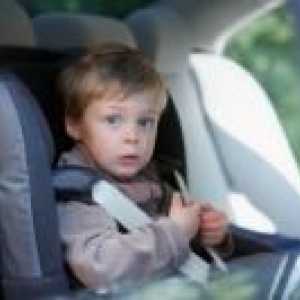 Copil clătinat în mașină