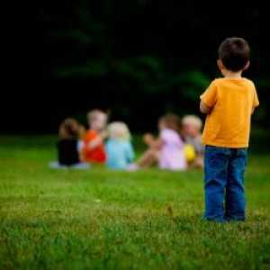 Copilul nimeni nu este prieteni: cum să se ocupe cu singuratatea pentru copii?