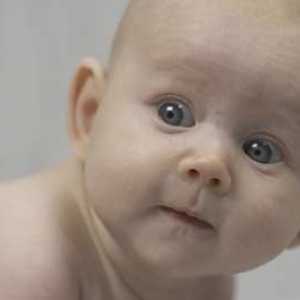 Copilul ține capul prost în 3, 4 luni - cauze și cum să ajute