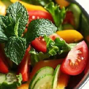 Salata cu castraveți și roșii